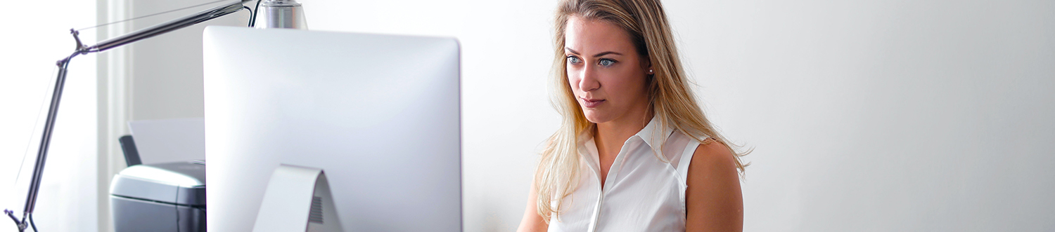 Eine Frau am Computer im Büro