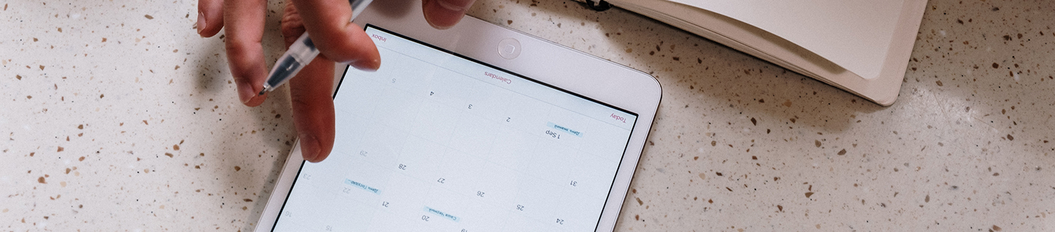 Ein Tablet auf dem der Kalender geöffnet ist