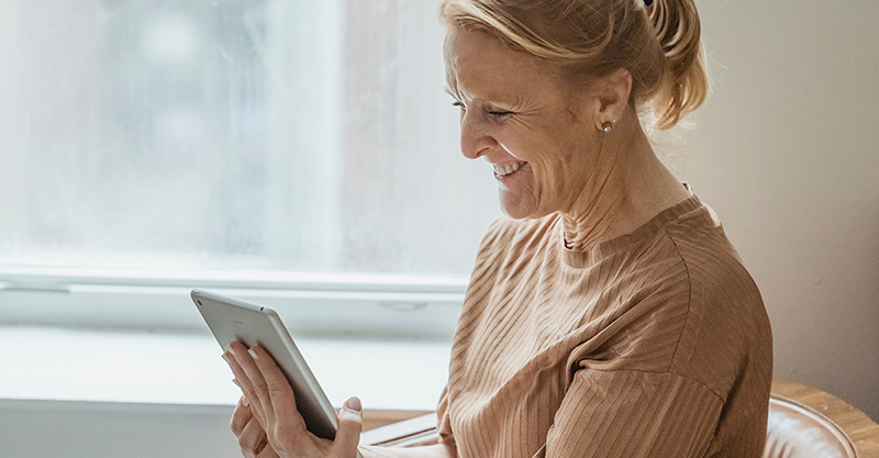 Eine ältere Frau am Tablet