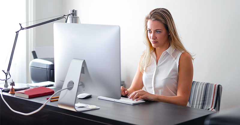 Eine Frau am Computer im Büro