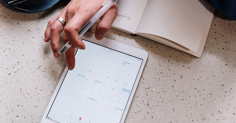 Ein Tablet auf dem der Kalender geöffnet ist