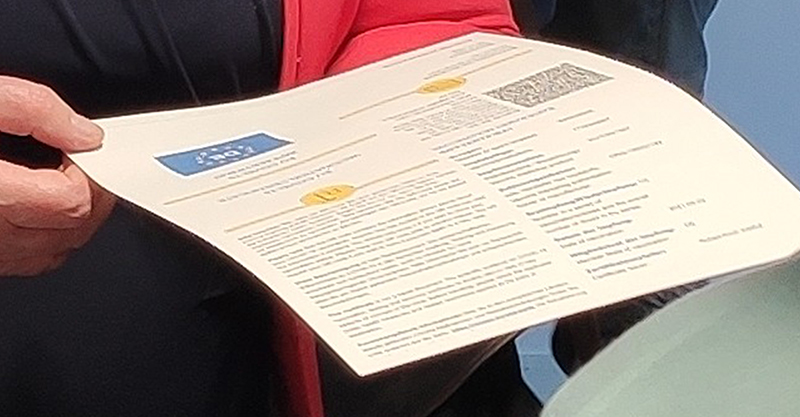 Übergabe der Impfzertifikate
